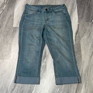 NY&Co light wash Soho Curvy Skinny Crop size 6 no holes cuffed at shin capri